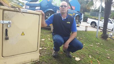 Burglars cut power to ransack business